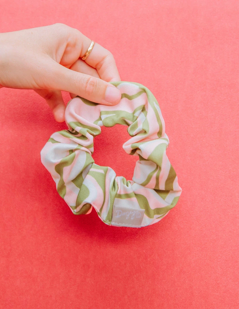 Dazey LA DAZEY BRAND Reflect Scrunchie 1 Dazey LA DAZEY BRAND Reflect Scrunchie