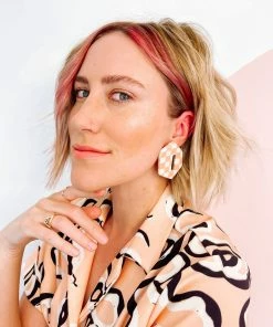 Okay Okay Company DAZEY LADY SHOP Check Stud Earrings In Pink/Creme